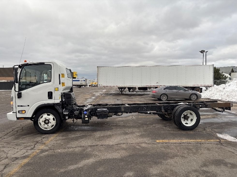 Cab and Chassis Truck-Light and Medium Duty Trucks-Isuzu-2023-NRR-Mississauga-ON-80,577\n\t\tkm-$ 77,750 - Image 4
