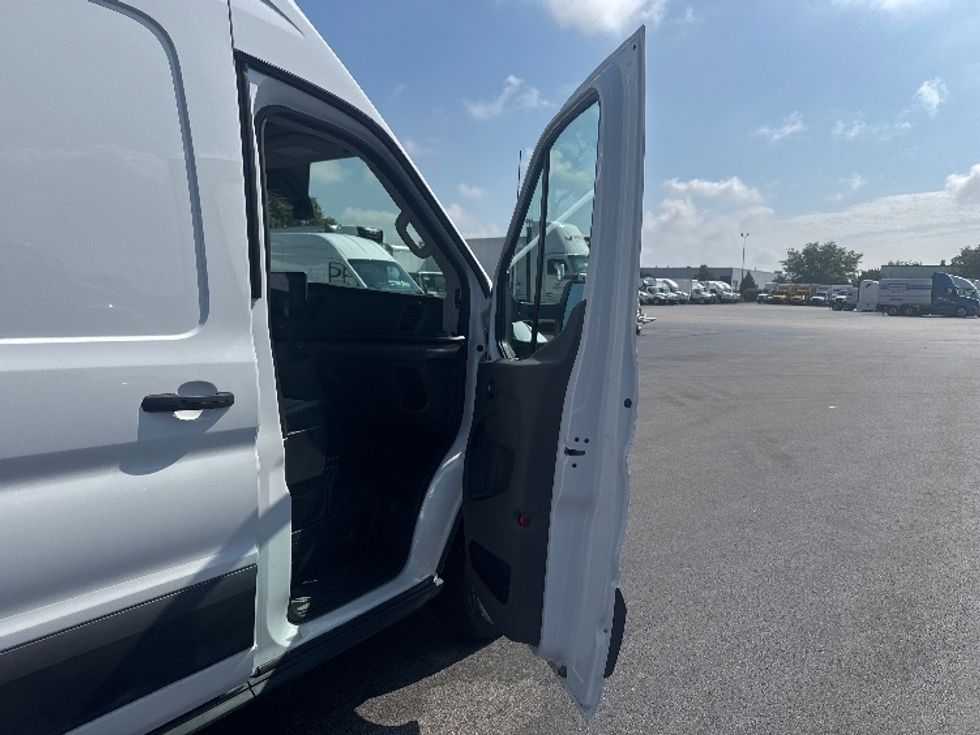 2022 Ford Transit photo 19