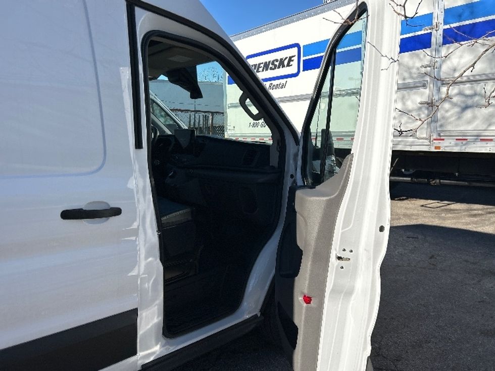 Cargo Van (Panel Van)-Alternative Fuel Trucks & Tractors-Ford-2022-TRAN350E-West Babylon-NY-4,579\n\t\tmiles-$ 41,000 - Image 16