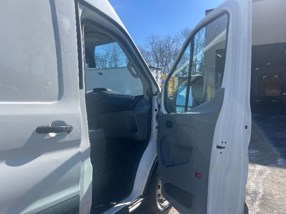 Cargo Van (Panel Van)-Light and Medium Duty Trucks-Ford-2018-Transit 250-Cranbury-NJ-147,249\n\t\tmiles-$ 24,500 - Image 20