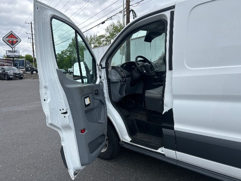 Cargo Van (Panel Van)-Light and Medium Duty Trucks-Ford-2018-Transit 250-Portland-OR-92,635\n\t\tmiles-$ 27,250 - Image 16