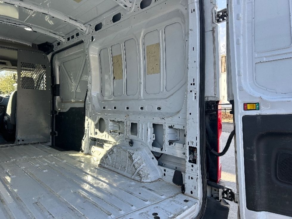Cargo Van (Panel Van)-Light and Medium Duty Trucks-Ford-2018-Transit 250-Prince George-VA-147,739\n\t\tmiles-$ 23,000 - Image 12