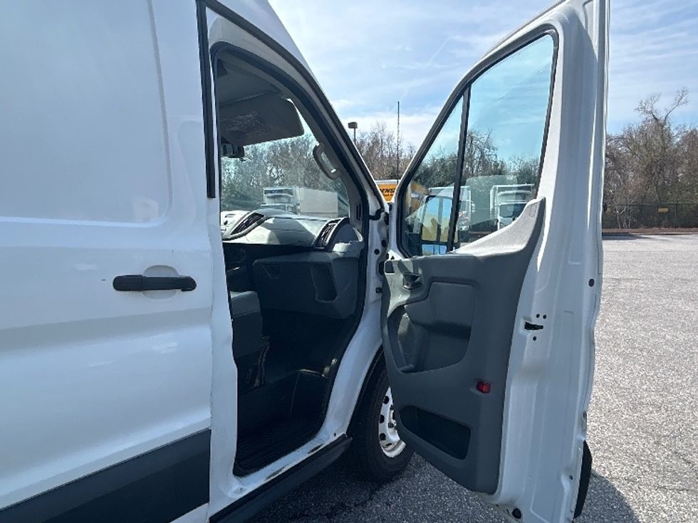 Cargo Van (Panel Van)-Light and Medium Duty Trucks-Ford-2018-Transit 250-Prince George-VA-195,130\n\t\tmiles-$ 25,250 - Image 19
