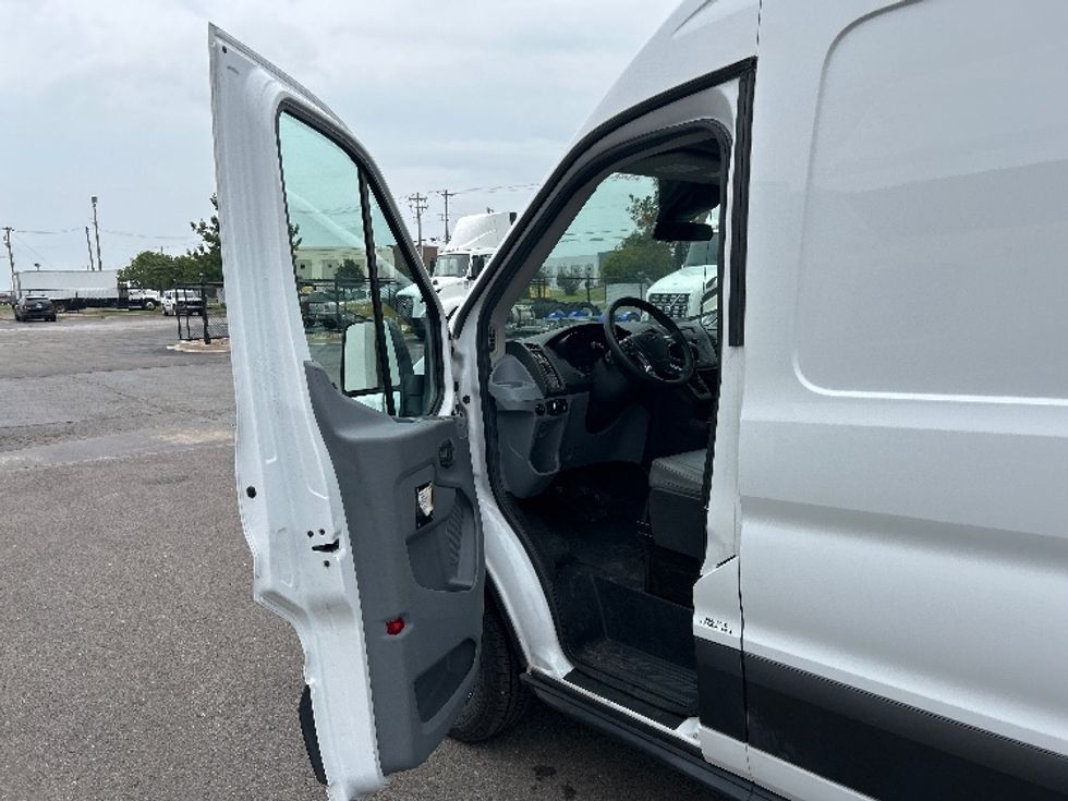Cargo Van (Panel Van)-Light and Medium Duty Trucks-Ford-2019-Transit 250-Oklahoma City-OK-77,625\n\t\tmiles-$ 32,750 - Image 13