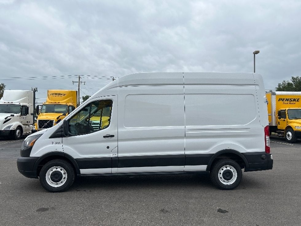 Cargo Van (Panel Van)-Light and Medium Duty Trucks-Ford-2019-Transit 250-Oklahoma City-OK-77,625\n\t\tmiles-$ 32,750 - Image 4