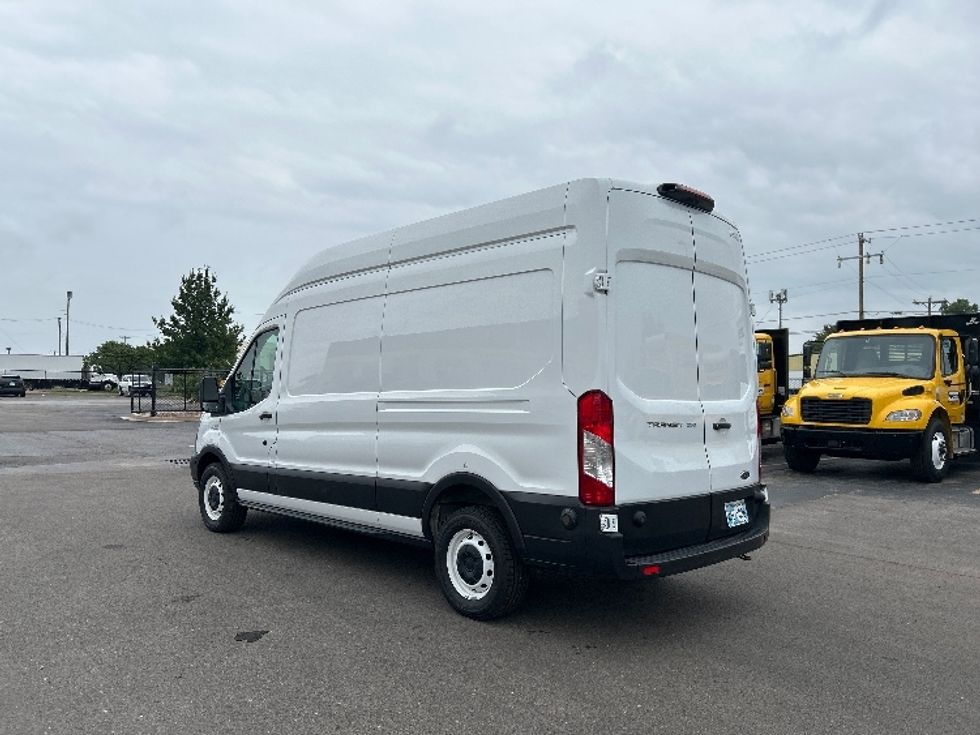 Cargo Van (Panel Van)-Light and Medium Duty Trucks-Ford-2019-Transit 250-Oklahoma City-OK-77,625\n\t\tmiles-$ 32,750 - Image 5