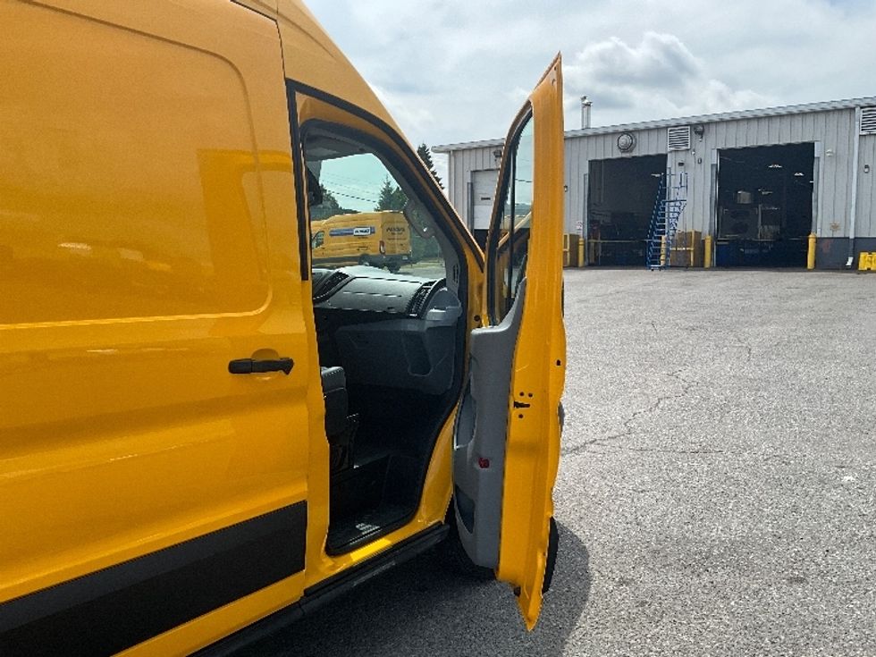 Cargo Van (Panel Van)-Light and Medium Duty Trucks-Ford-2019-Transit 250-Ottawa-ON-152,384\n\t\tkm-$ 32,000 - Image 19