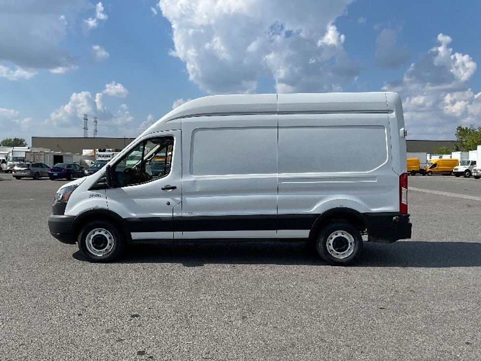 Cargo Van (Panel Van)-Light and Medium Duty Trucks-Ford-2019-Transit 250-Ottawa-ON-205,470\n\t\tkm-$ 38,000 - Image 4