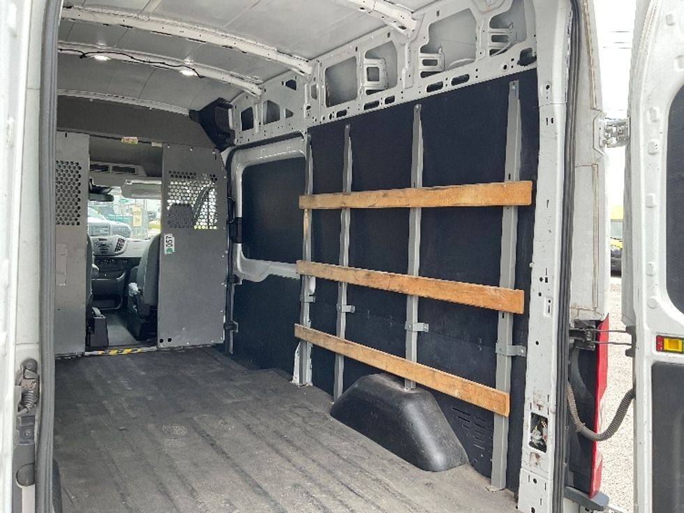 Cargo Van (Panel Van)-Light and Medium Duty Trucks-Ford-2019-Transit 250-Saint Petersburg-FL-117,397\n\t\tmiles-$ 31,000 - Image 11