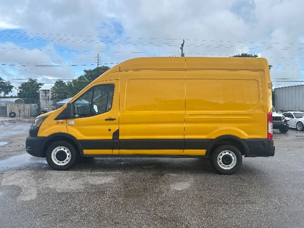 Cargo Van (Panel Van)-Light and Medium Duty Trucks-Ford-2020-Transit 250-Medley-FL-141,740\n\t\tmiles-$ 23,250 - Image 4