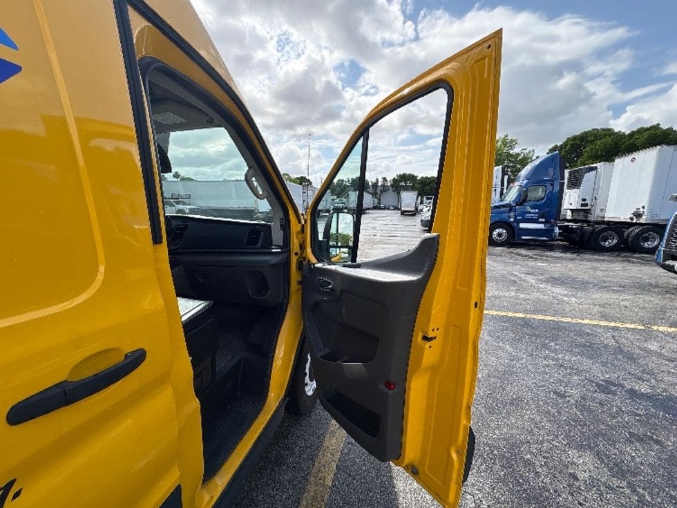 Cargo Van (Panel Van)-Light and Medium Duty Trucks-Ford-2020-Transit 250-Medley-FL-64,111\n\t\tmiles-$ 30,500 - Image 16