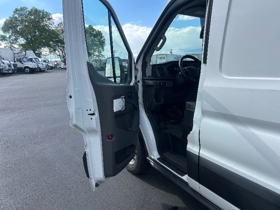 Cargo Van (Panel Van)-Light and Medium Duty Trucks-Ford-2020-Transit 250-Pennsauken-NJ-90,438\n\t\tmiles-$ 30,750 - Image 16