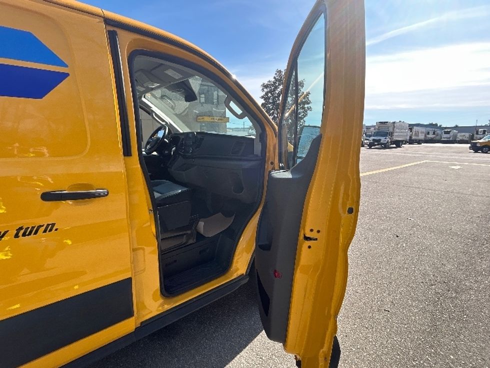 Cargo Van (Panel Van)-Light and Medium Duty Trucks-Ford-2021-Transit 250-Delta-BC-61,978\n\t\tkm-$ 38,000 - Image 17