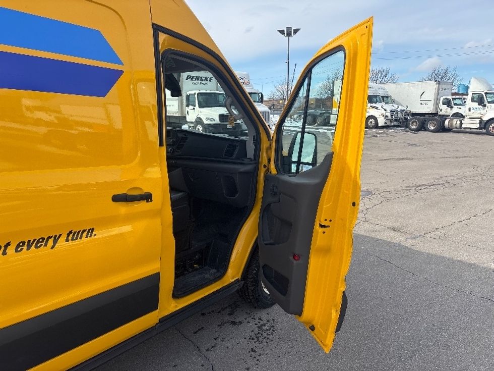 Cargo Van (Panel Van)-Light and Medium Duty Trucks-Ford-2021-Transit 250-Mississauga-ON-148,518\n\t\tkm-$ 37,000 - Image 19