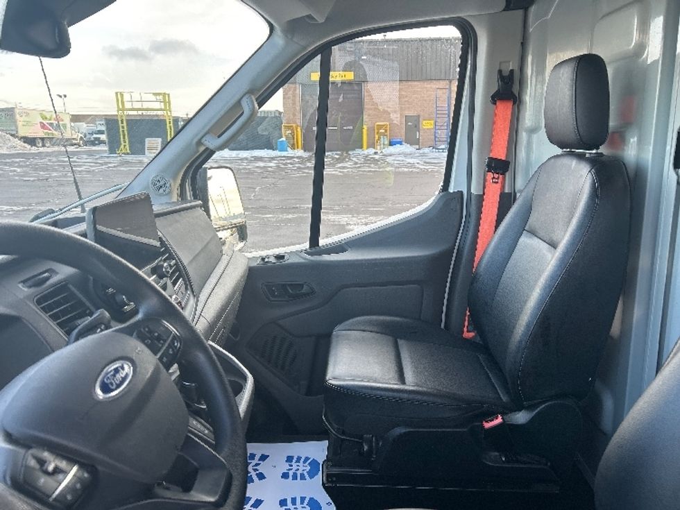 Cargo Van (Panel Van)-Light and Medium Duty Trucks-Ford-2021-Transit 250-Mississauga-ON-212,614\n\t\tkm-$ 38,250 - Image 16