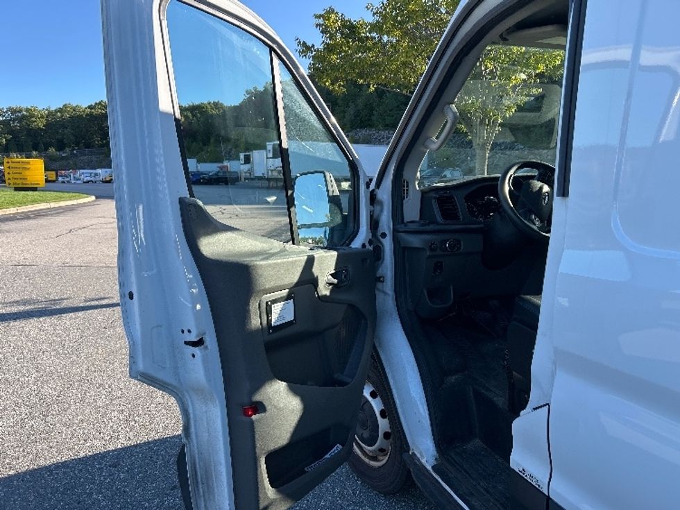 Cargo Van (Panel Van)-Light and Medium Duty Trucks-Ford-2022-Transit 250-Franklin-MA-135,750\n\t\tmiles-$ 28,250 - Image 15