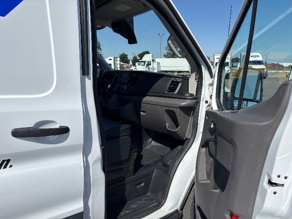 Cargo Van (Panel Van)-Light and Medium Duty Trucks-Ford-2022-Transit 250-Fresno-CA-72,064\n\t\tmiles-$ 40,250 - Image 18