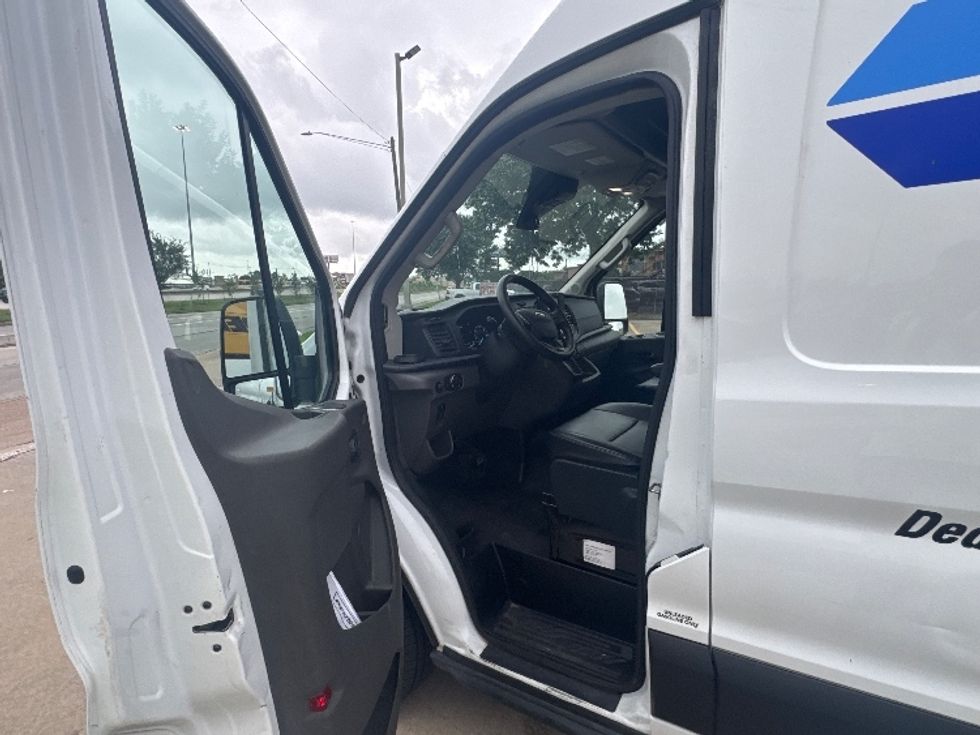 Cargo Van (Panel Van)-Light and Medium Duty Trucks-Ford-2022-Transit 250-Houston-TX-81,861\n\t\tmiles-$ 39,750 - Image 13