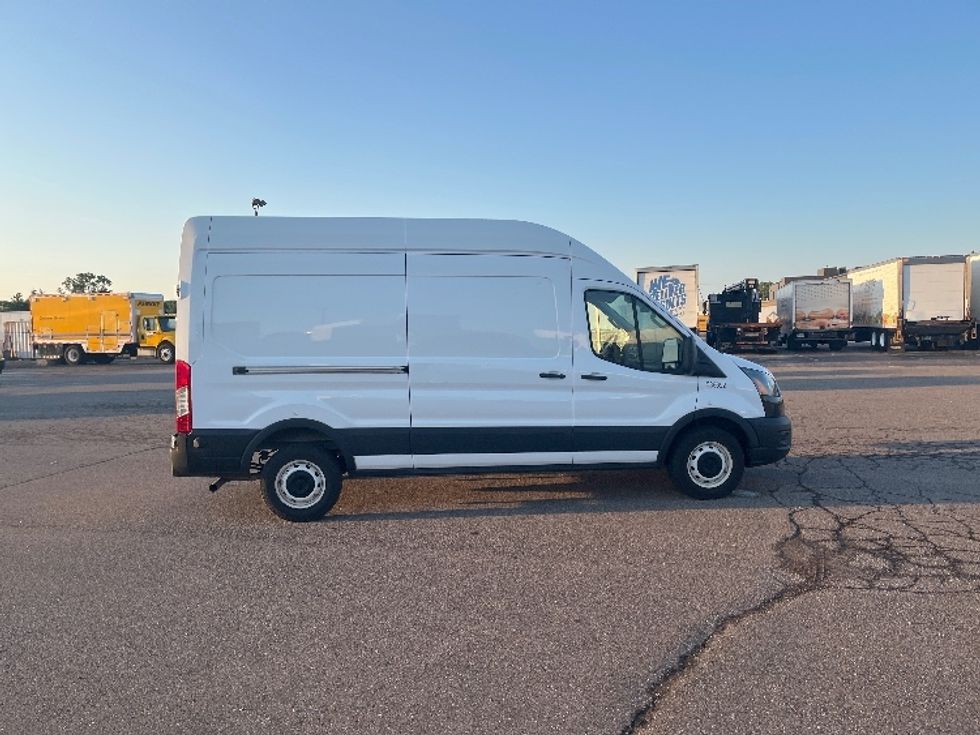 Cargo Van (Panel Van)-Light and Medium Duty Trucks-Ford-2022-Transit 250-Lansing-MI-114,766\n\t\tmiles-$ 32,750 - Image 14