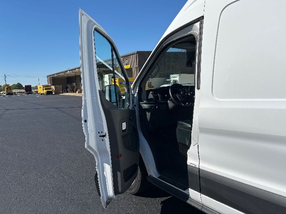 Cargo Van (Panel Van)-Light and Medium Duty Trucks-Ford-2022-Transit 250-Lowell-AR-104,671\n\t\tmiles-$ 33,250 - Image 13