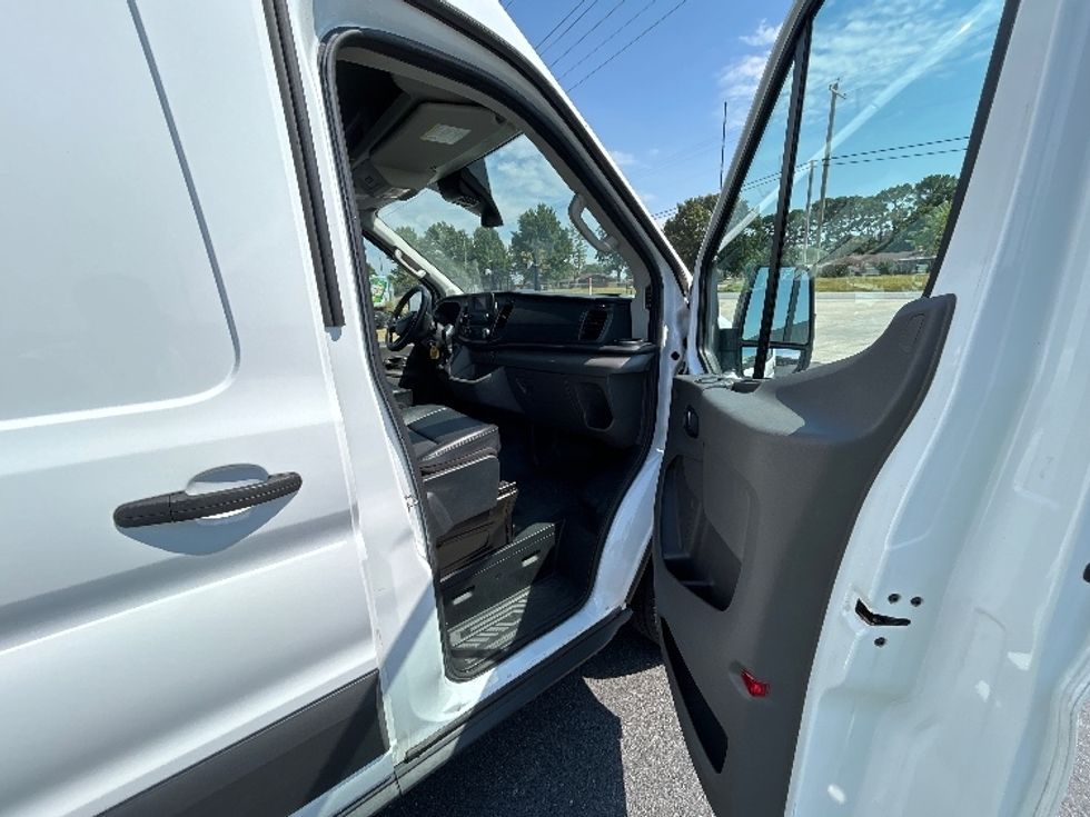 Cargo Van (Panel Van)-Light and Medium Duty Trucks-Ford-2022-Transit 250-Lowell-AR-122,093\n\t\tmiles-$ 31,500 - Image 20