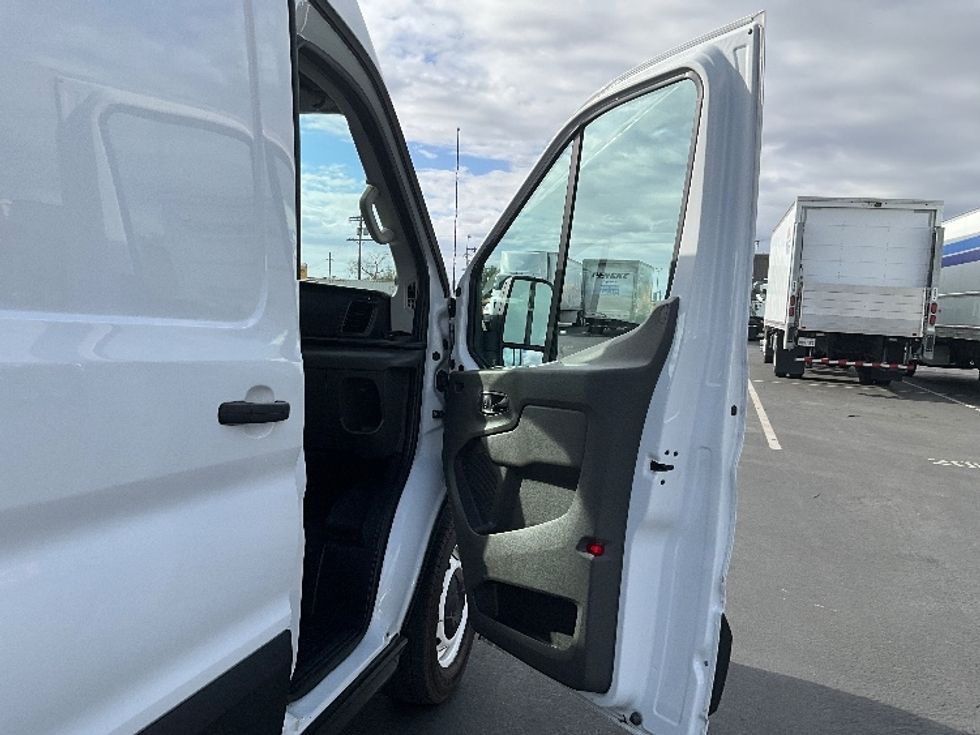 Cargo Van (Panel Van)-Light and Medium Duty Trucks-Ford-2022-Transit 250-Torrance-CA-135,711\n\t\tmiles-$ 31,000 - Image 19