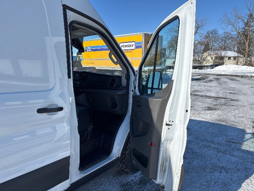 Cargo Van (Panel Van)-Light and Medium Duty Trucks-Ford-2023-Transit 250-Fort Wayne-IN-116,997\n\t\tmiles-$ 33,250 - Image 19