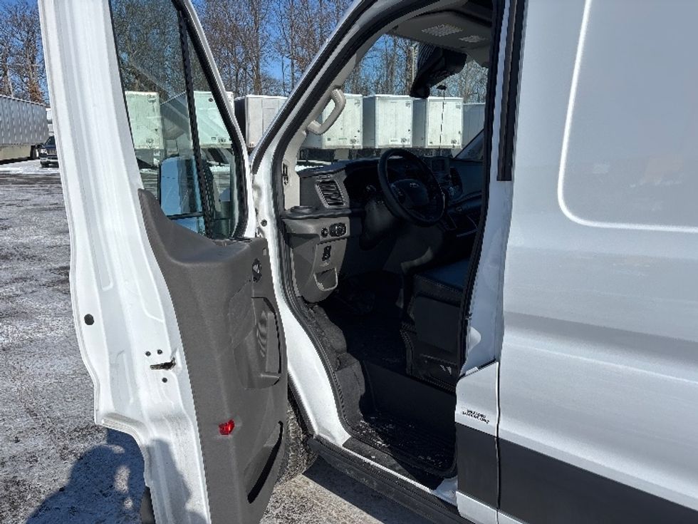 Cargo Van (Panel Van)-Light and Medium Duty Trucks-Ford-2023-Transit 250-Fort Wayne-IN-133,084\n\t\tmiles-$ 31,000 - Image 15