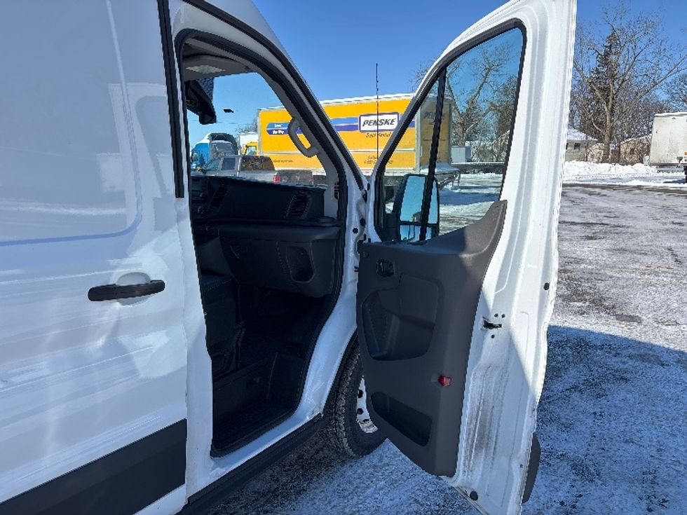 Cargo Van (Panel Van)-Light and Medium Duty Trucks-Ford-2023-Transit 250-Fort Wayne-IN-133,084\n\t\tmiles-$ 31,000 - Image 19