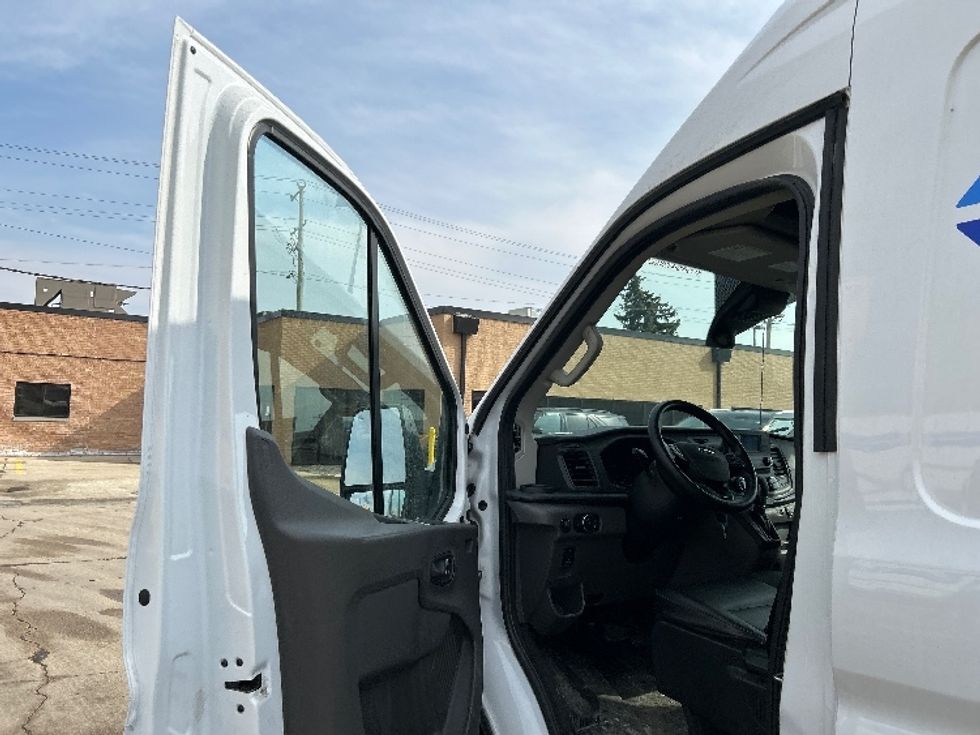 Cargo Van (Panel Van)-Light and Medium Duty Trucks-Ford-2023-Transit 250-Milwaukee-WI-32,738\n\t\tmiles-$ 53,750 - Image 15