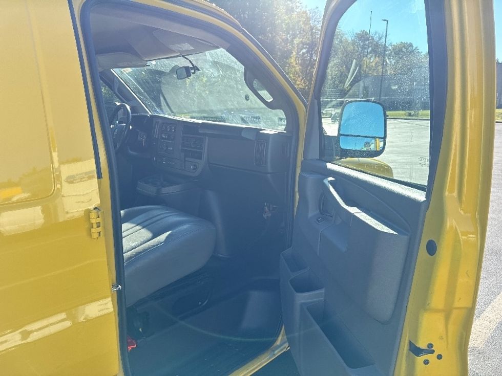 Cargo Van (Panel Van)-Light and Medium Duty Trucks-GMC-2022-Savana G23405-Capitol Heights-MD-116,791\n\t\tmiles-$ 20,500 - Image 19