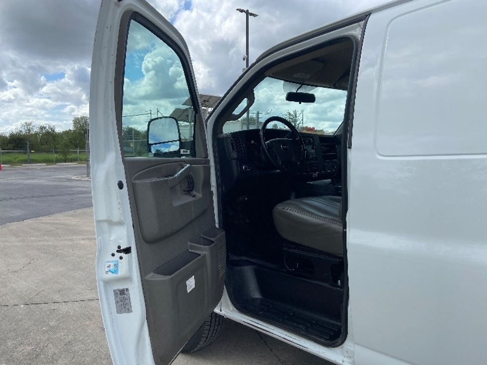 Cargo Van (Panel Van)-Light and Medium Duty Trucks-GMC-2022-Savana G23405-San Antonio-TX-118,950\n\t\tmiles-$ 27,750 - Image 15