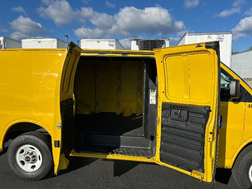 Cargo Van (Panel Van)-Light and Medium Duty Trucks-GMC-2022-Savana G23405-Sterling-VA-105,950\n\t\tmiles-$ 21,750 - Image 9