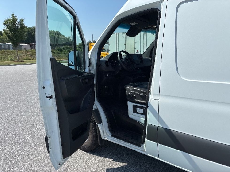 Cargo Van (Panel Van)-Light and Medium Duty Trucks-Mercedes-2022-Sprinter-Concord-NC-130,055\n\t\tmiles-$ 35,750 - Image 16