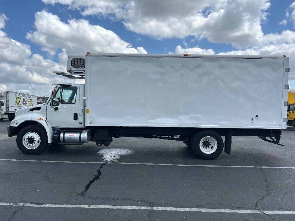 Cold Plate-Light and Medium Duty Trucks-International-2017-4300-Ceres-CA-122,280\n\t\tmiles-$ 33,000 - Image 4