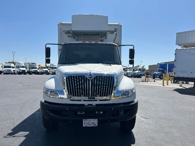 2017 International 4400 DuraStar 4400 photo 2