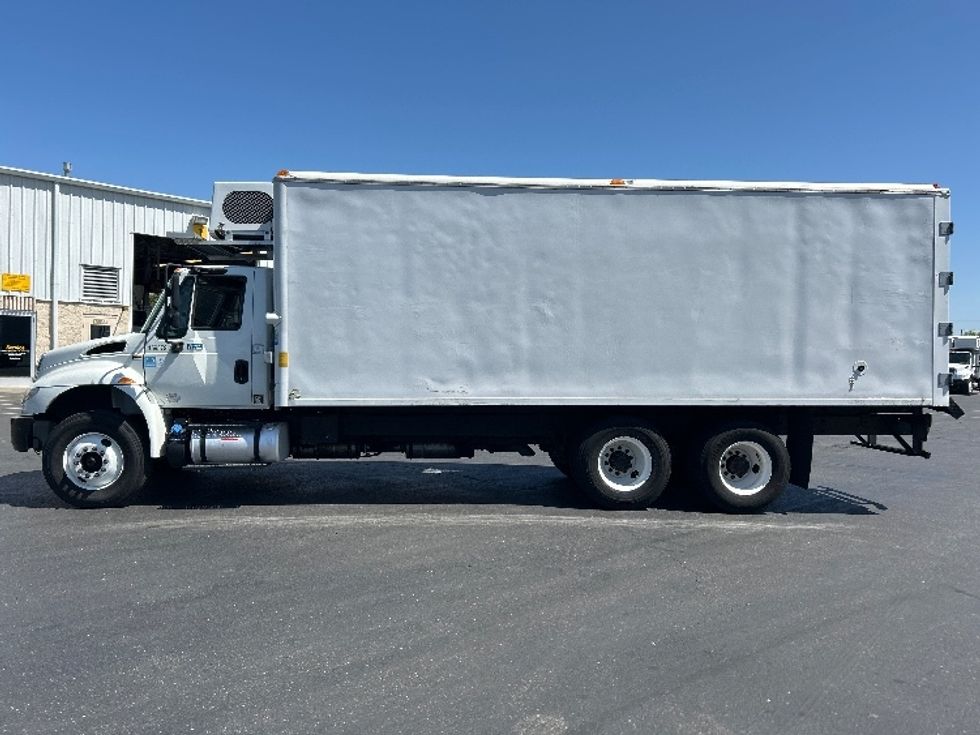 2017 International 4400 DuraStar 4400 photo 4