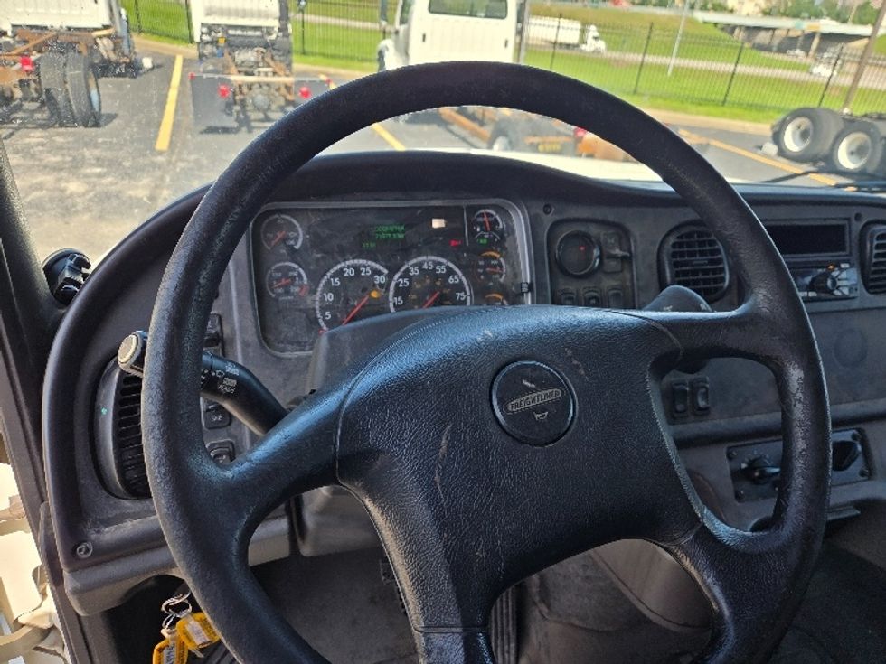 Curtain Side-Light and Medium Duty Trucks-Freightliner-2015-M211264S-Kansas City-MO-453,536\n\t\tmiles-$ 41,000 - Image 17