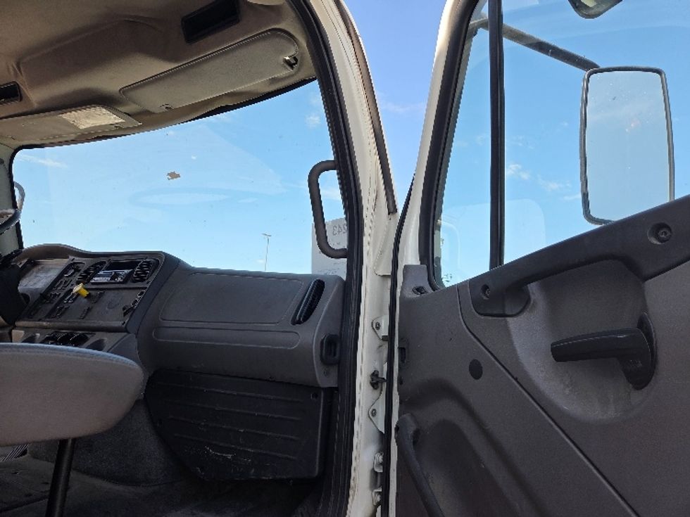 Curtain Side-Light and Medium Duty Trucks-Freightliner-2015-M211264S-Kansas City-MO-453,536\n\t\tmiles-$ 41,000 - Image 19