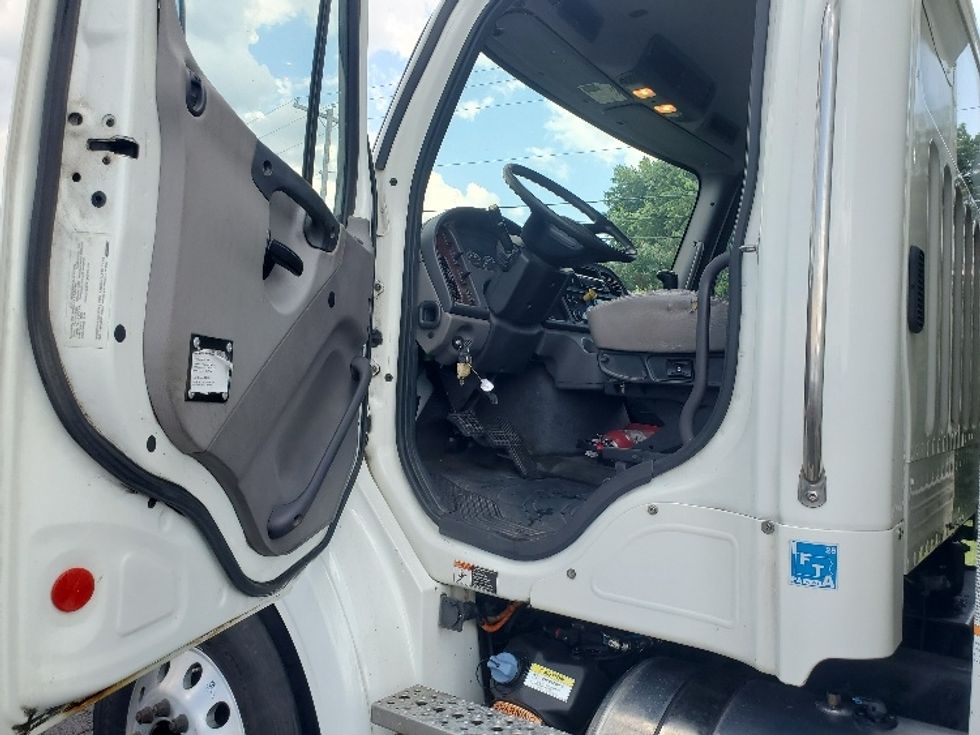 Curtain Side-Light and Medium Duty Trucks-Freightliner-2019-M211242S-White Deer-PA-467,957\n\t\tmiles-$ 48,500 - Image 15