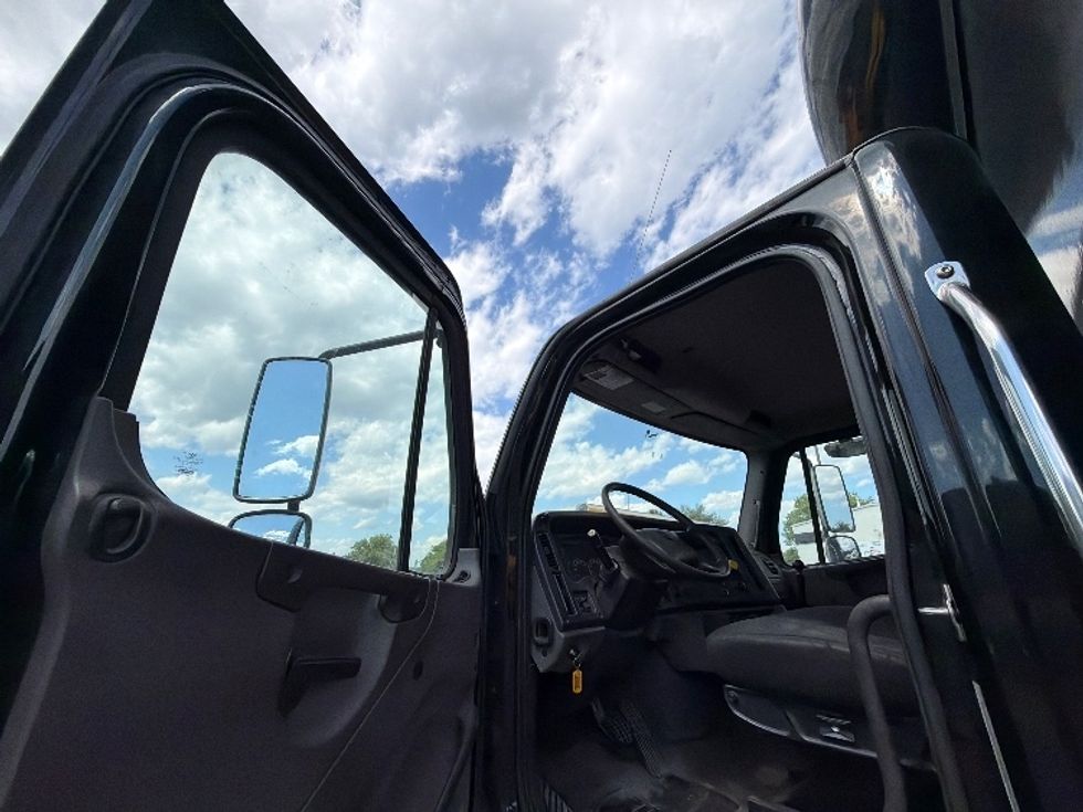 Curtain Side-Light and Medium Duty Trucks-Freightliner-2019-M211284S-Belcamp-MD-325,861\n\t\tmiles-$ 83,000 - Image 15