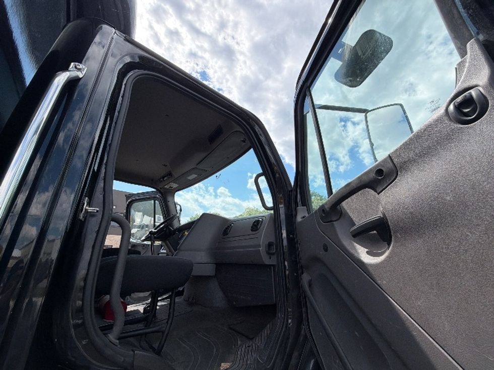 Curtain Side-Light and Medium Duty Trucks-Freightliner-2019-M211284S-Belcamp-MD-325,861\n\t\tmiles-$ 83,000 - Image 19