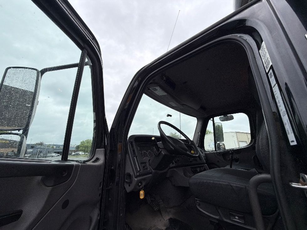 Curtain Side-Light and Medium Duty Trucks-Freightliner-2019-M211284S-Belcamp-MD-401,247\n\t\tmiles-$ 80,250 - Image 14