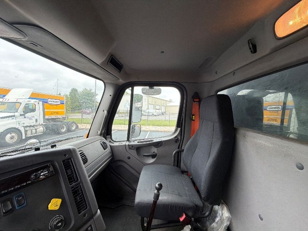 Curtain Side-Light and Medium Duty Trucks-Freightliner-2019-M211284S-Belcamp-MD-401,247\n\t\tmiles-$ 80,250 - Image 17