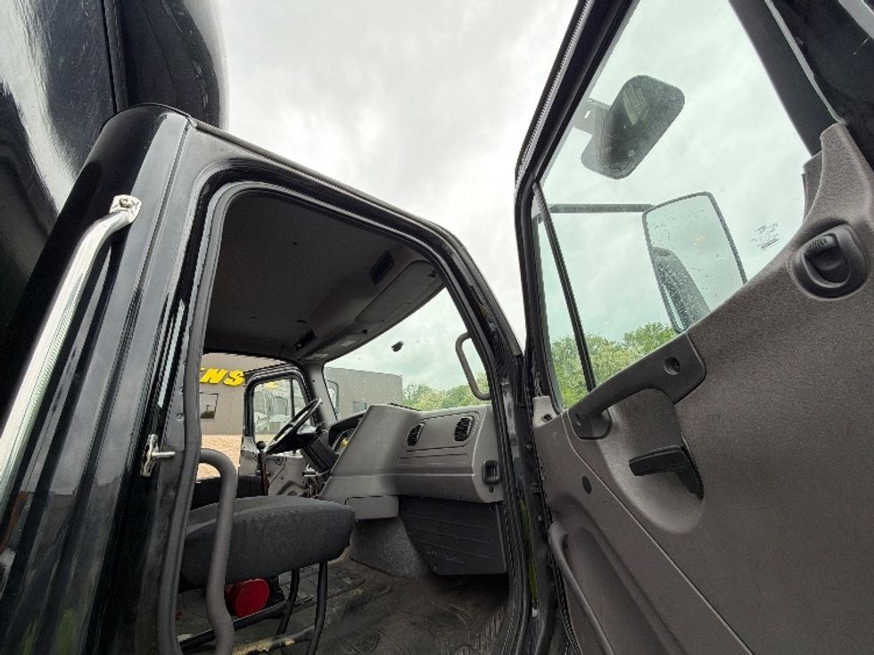 Curtain Side-Light and Medium Duty Trucks-Freightliner-2019-M211284S-Belcamp-MD-401,247\n\t\tmiles-$ 80,250 - Image 18