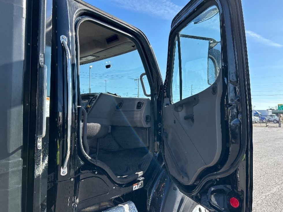 Curtain Side-Light and Medium Duty Trucks-Freightliner-2019-M211284S-Crown Point-IN-228,863\n\t\tmiles-$ 89,500 - Image 20