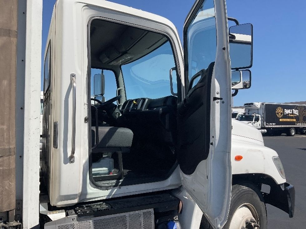 Curtain Side-Light and Medium Duty Trucks-Hino-2020-268-Torrance-CA-254,616\n\t\tmiles-$ 33,500 - Image 20