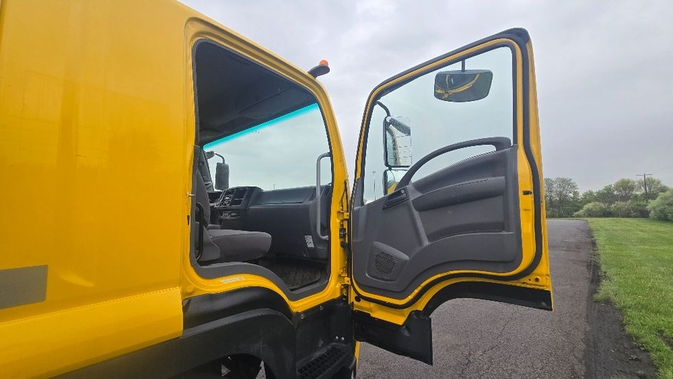 Curtain Side-Light and Medium Duty Trucks-Isuzu-2018-FTR-White Deer-PA-134,564\n\t\tmiles-$ 42,250 - Image 20