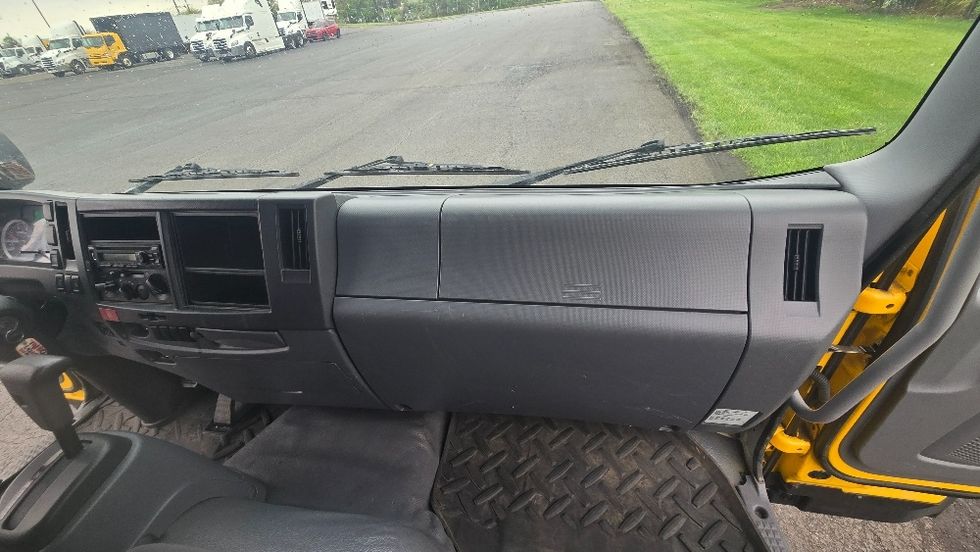 Curtain Side-Light and Medium Duty Trucks-Isuzu-2018-FTR-White Deer-PA-134,564\n\t\tmiles-$ 42,250 - Image 21
