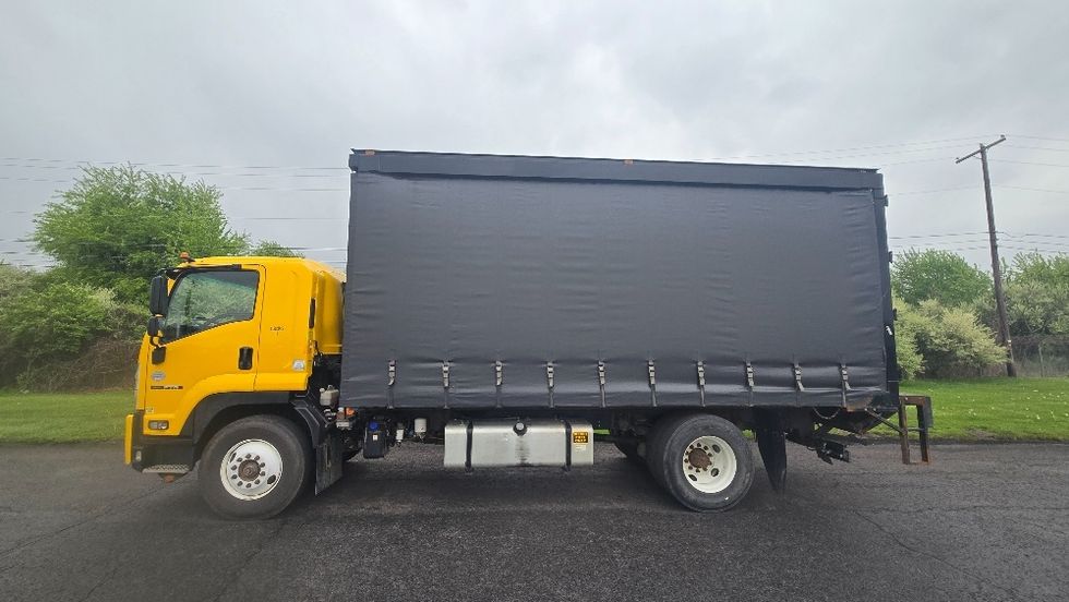 Curtain Side-Light and Medium Duty Trucks-Isuzu-2018-FTR-White Deer-PA-134,564\n\t\tmiles-$ 42,250 - Image 4